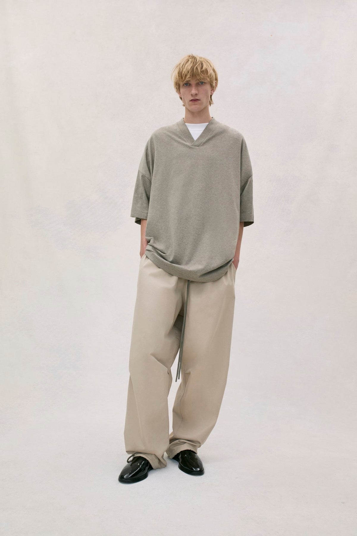 ESSENTIALS V-NECK